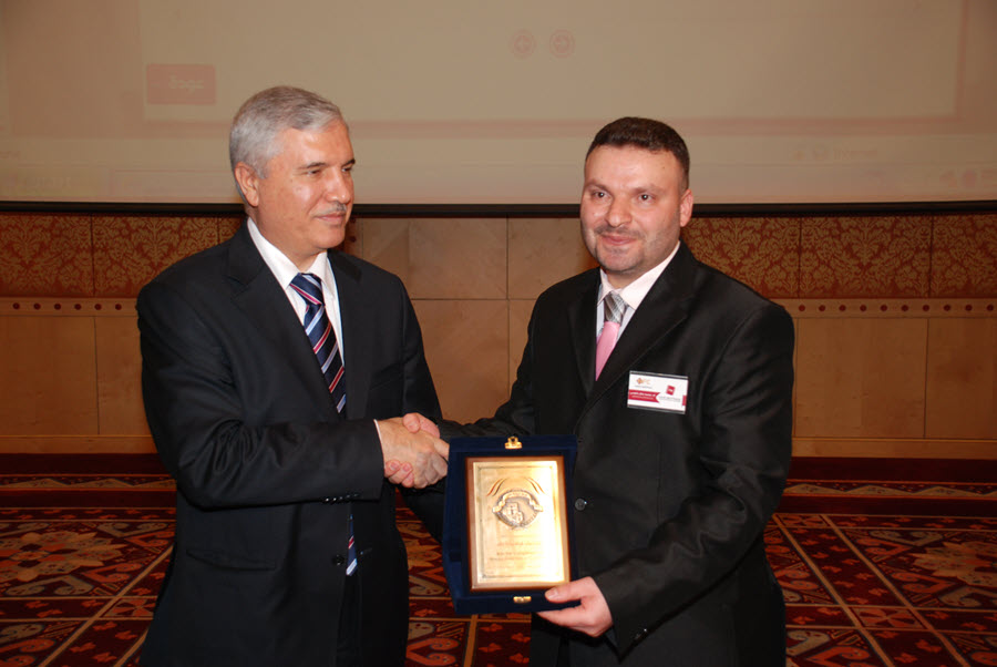 شخصين يتصافحان