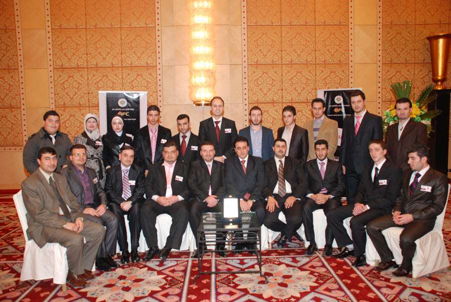 صورة جماعية لجزء من كادر الألياف الذهبية